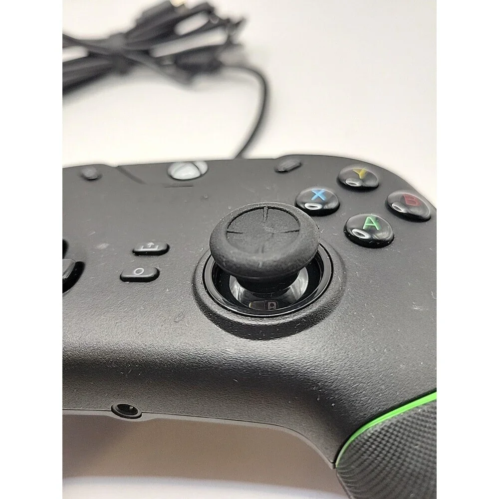 Razer Wolverine V2 | RZ06-0356 Wired Gaming Controller Xbox One X|S, PC